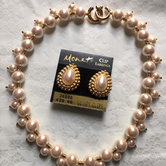 Vintage MONET Clip On Earrings & Off Write Pearls Classic Style - Picture 1 of 8